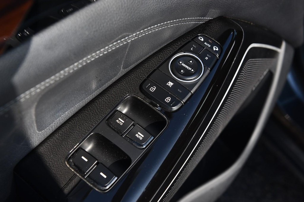 Kia Cadenza Vehicle Full-screen Gallery Image 8