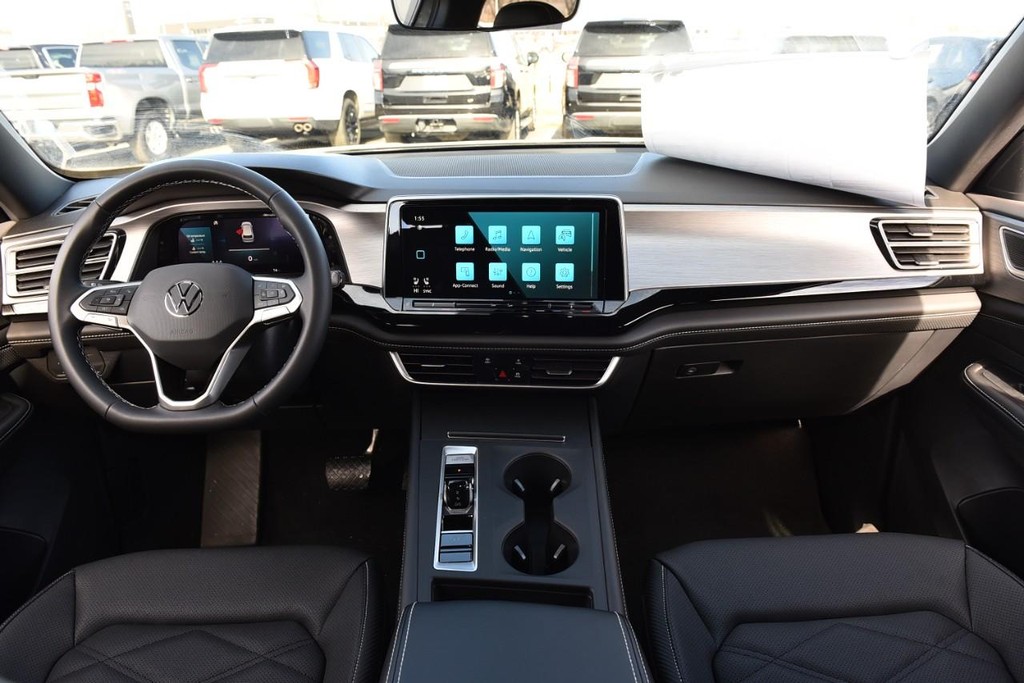 Volkswagen Atlas Cross Sport Vehicle Full-screen Gallery Image 7