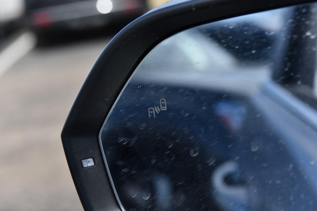 Volkswagen Atlas Cross Sport Vehicle Full-screen Gallery Image 9