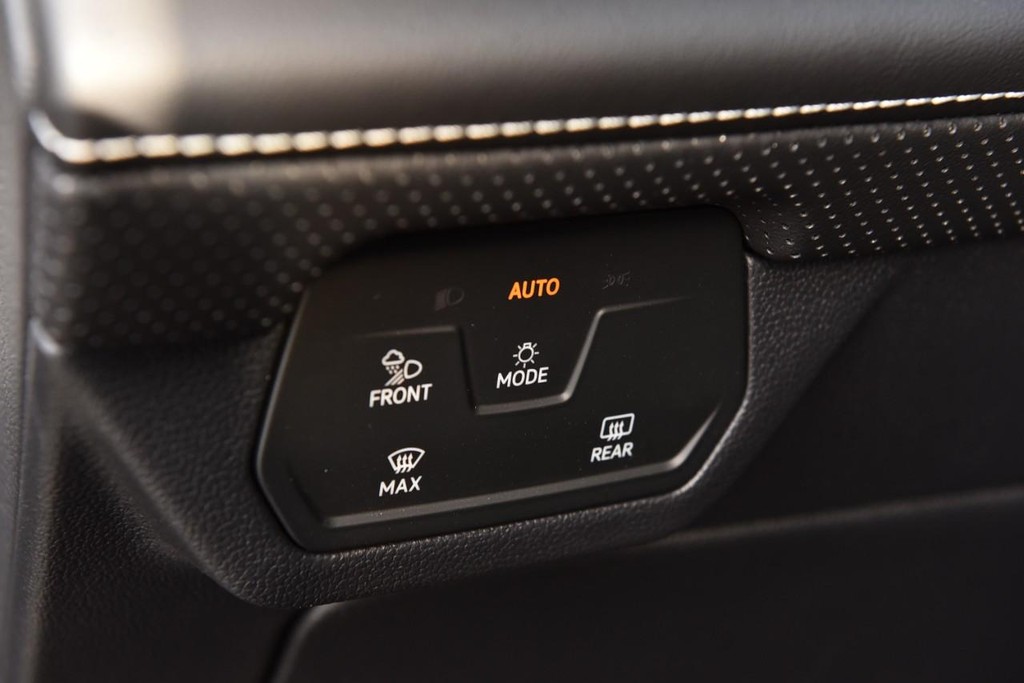 Volkswagen Atlas Cross Sport Vehicle Full-screen Gallery Image 10