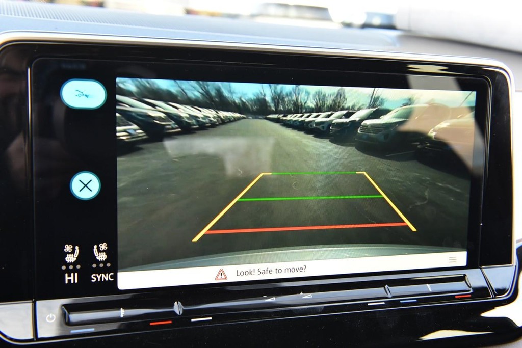 Volkswagen Atlas Cross Sport Vehicle Full-screen Gallery Image 12