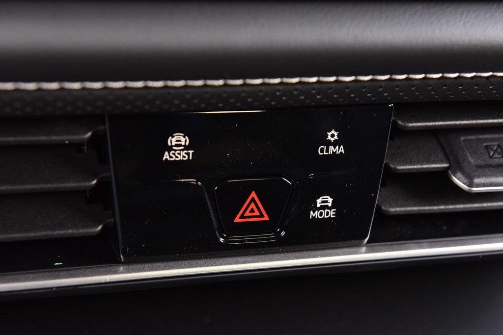 Volkswagen Atlas Cross Sport Vehicle Full-screen Gallery Image 14