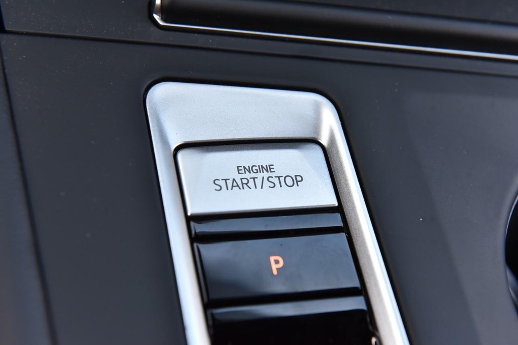 Volkswagen Atlas Cross Sport Vehicle Full-screen Gallery Image 16