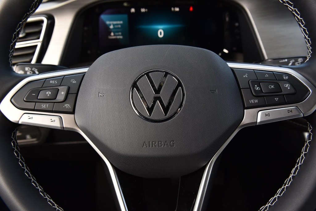 Volkswagen Atlas Cross Sport Vehicle Full-screen Gallery Image 17