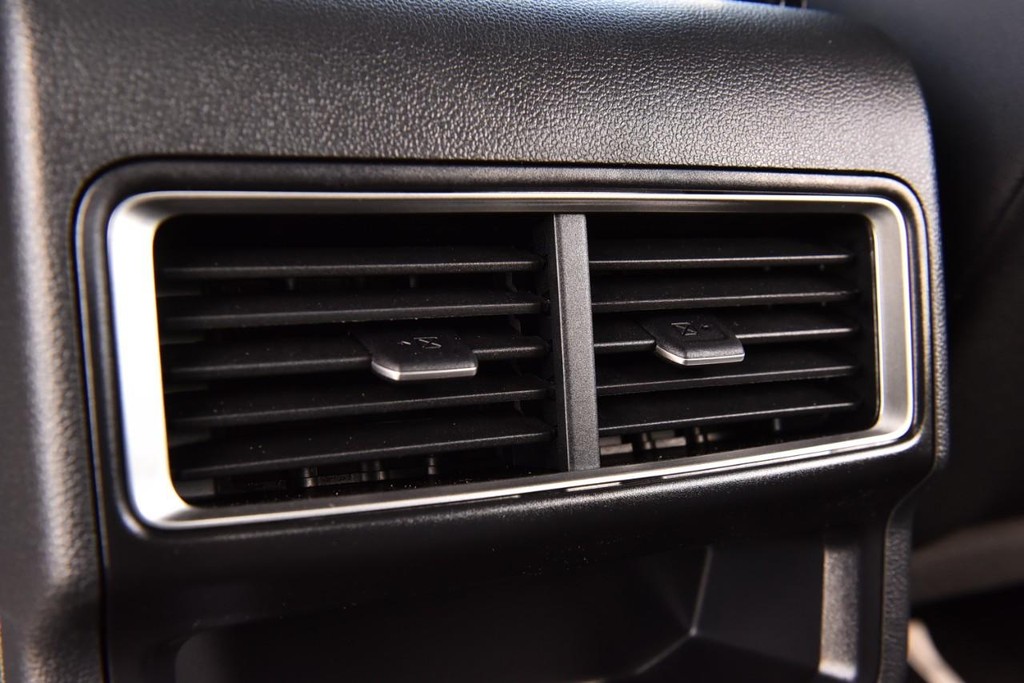 Volkswagen Atlas Cross Sport Vehicle Full-screen Gallery Image 21