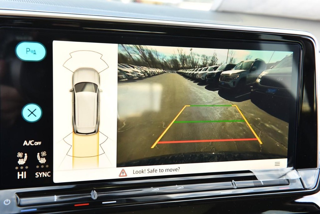 Volkswagen Atlas Vehicle Full-screen Gallery Image 13