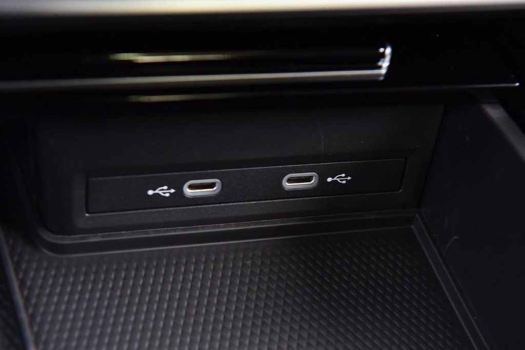 Volkswagen Atlas Vehicle Full-screen Gallery Image 16