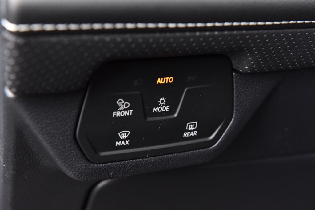 Volkswagen Atlas Cross Sport Vehicle Full-screen Gallery Image 10