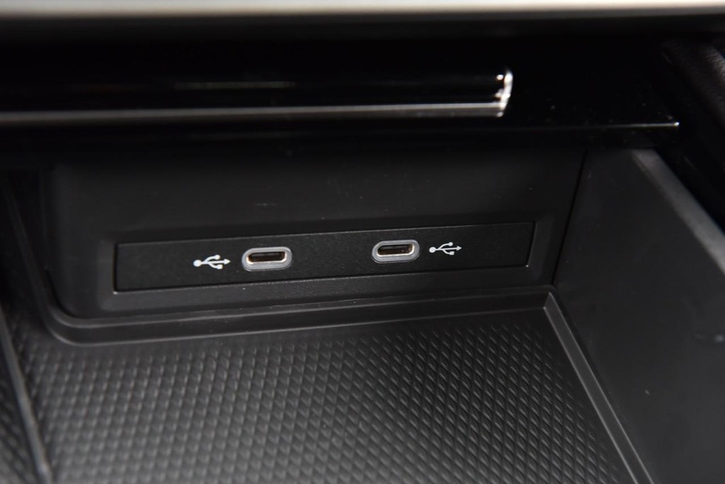 Volkswagen Atlas Cross Sport Vehicle Full-screen Gallery Image 15