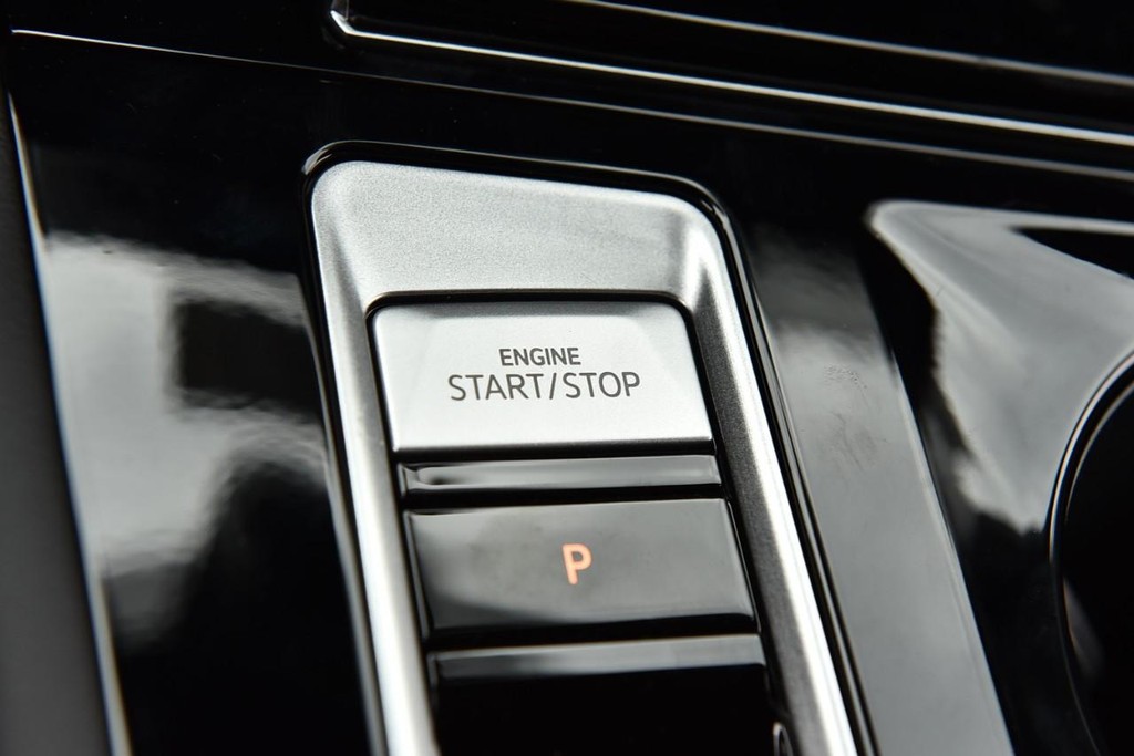 Volkswagen Atlas Cross Sport Vehicle Full-screen Gallery Image 16