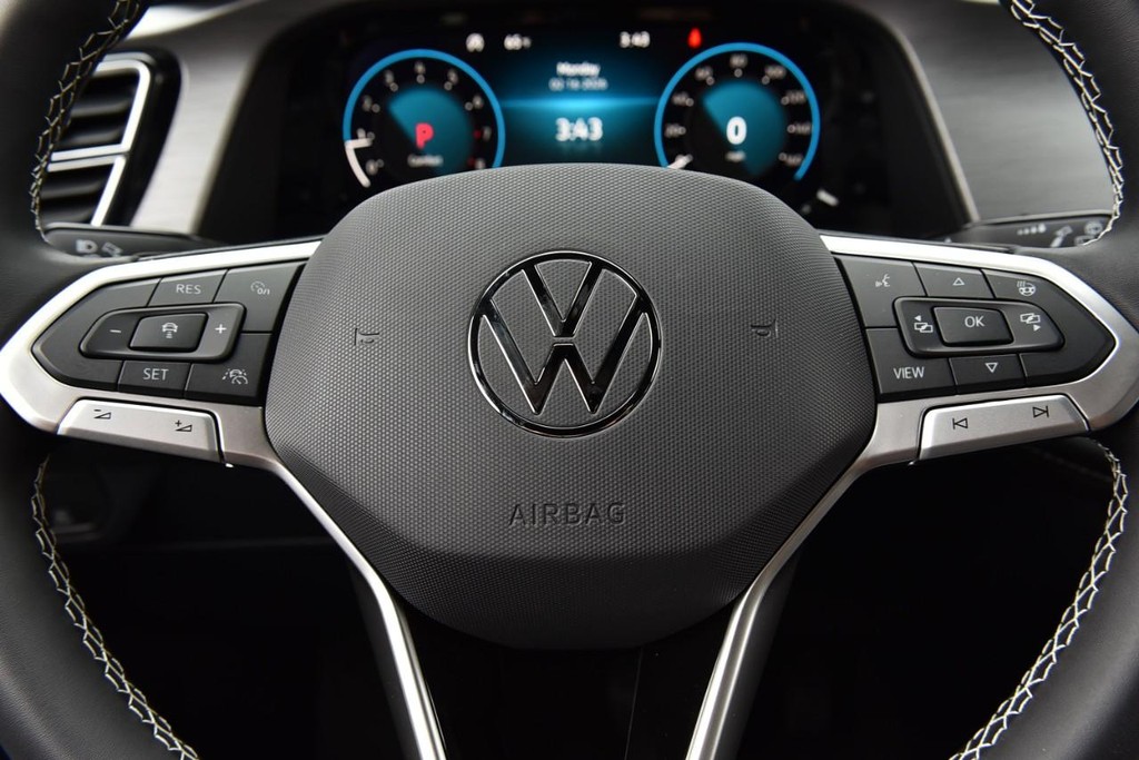 Volkswagen Atlas Cross Sport Vehicle Full-screen Gallery Image 17