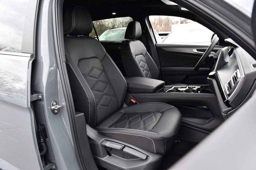 Volkswagen Atlas Cross Sport Vehicle Full-screen Gallery Image 19