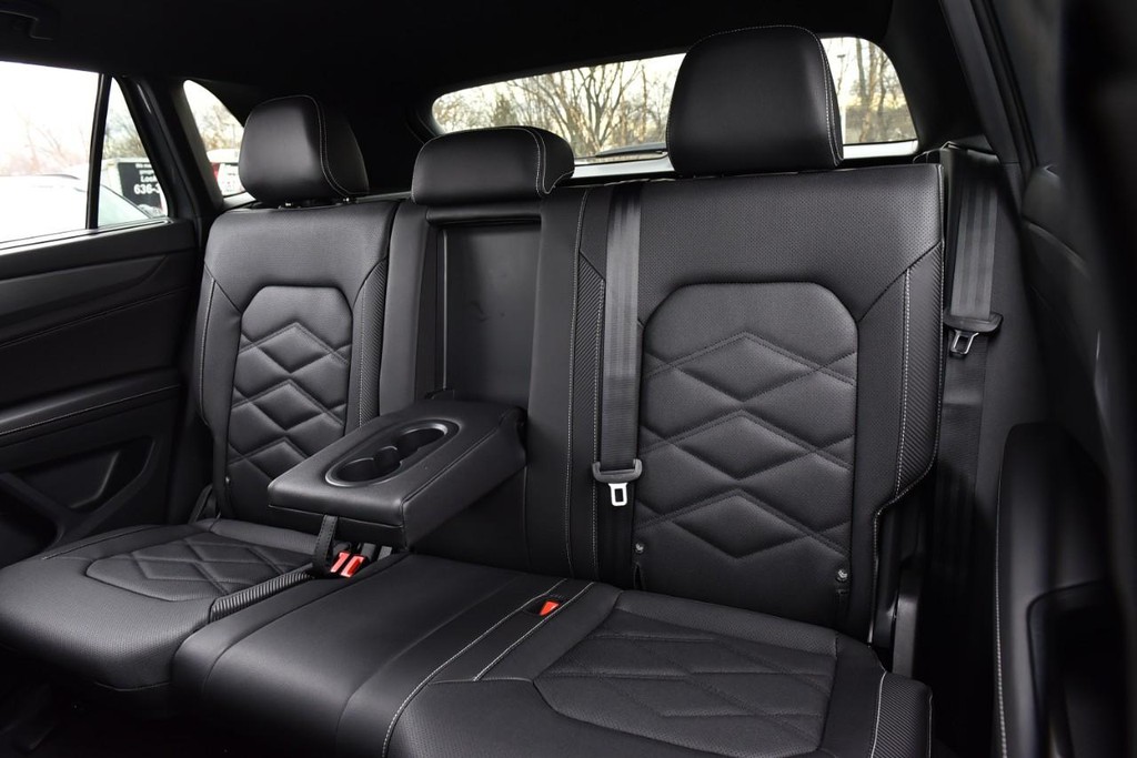 Volkswagen Atlas Cross Sport Vehicle Full-screen Gallery Image 21