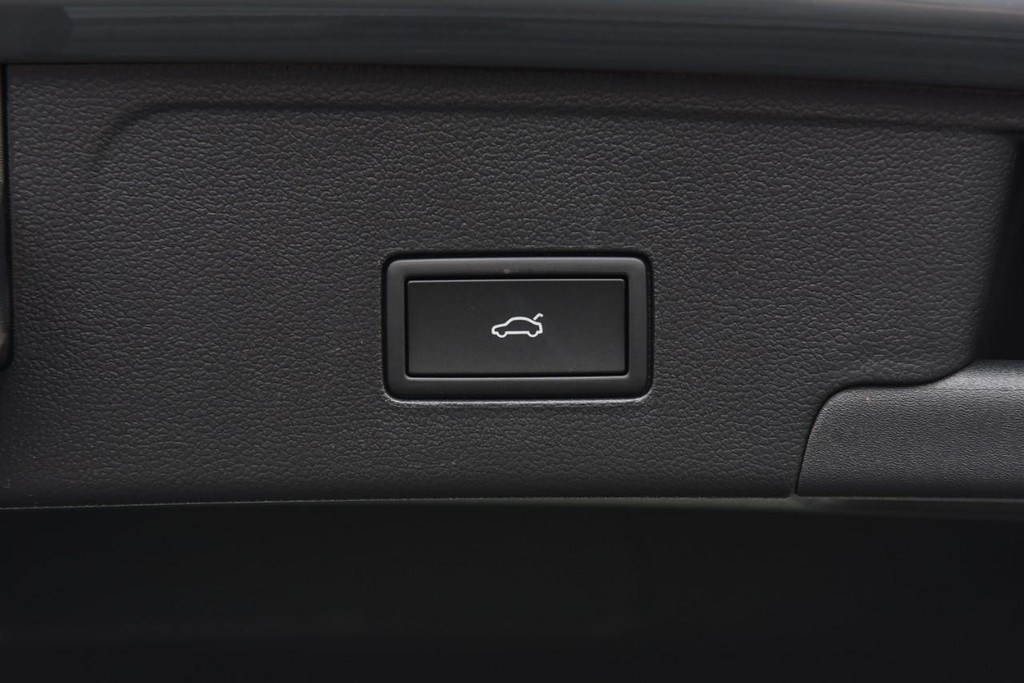 Volkswagen Atlas Cross Sport Vehicle Full-screen Gallery Image 25