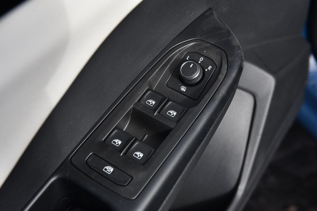 Volkswagen Taos Vehicle Full-screen Gallery Image 8