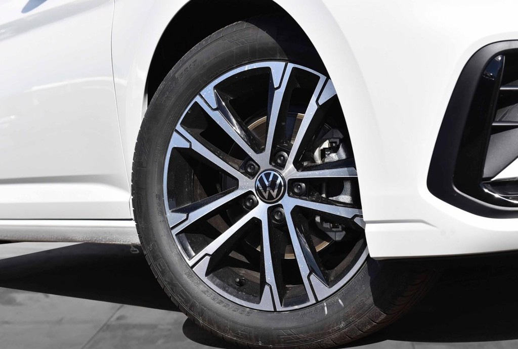 Volkswagen Jetta Vehicle Full-screen Gallery Image 3