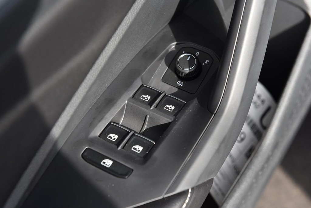 Volkswagen Jetta Vehicle Full-screen Gallery Image 8