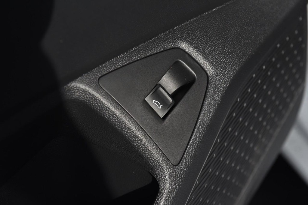 Volkswagen Jetta Vehicle Full-screen Gallery Image 9