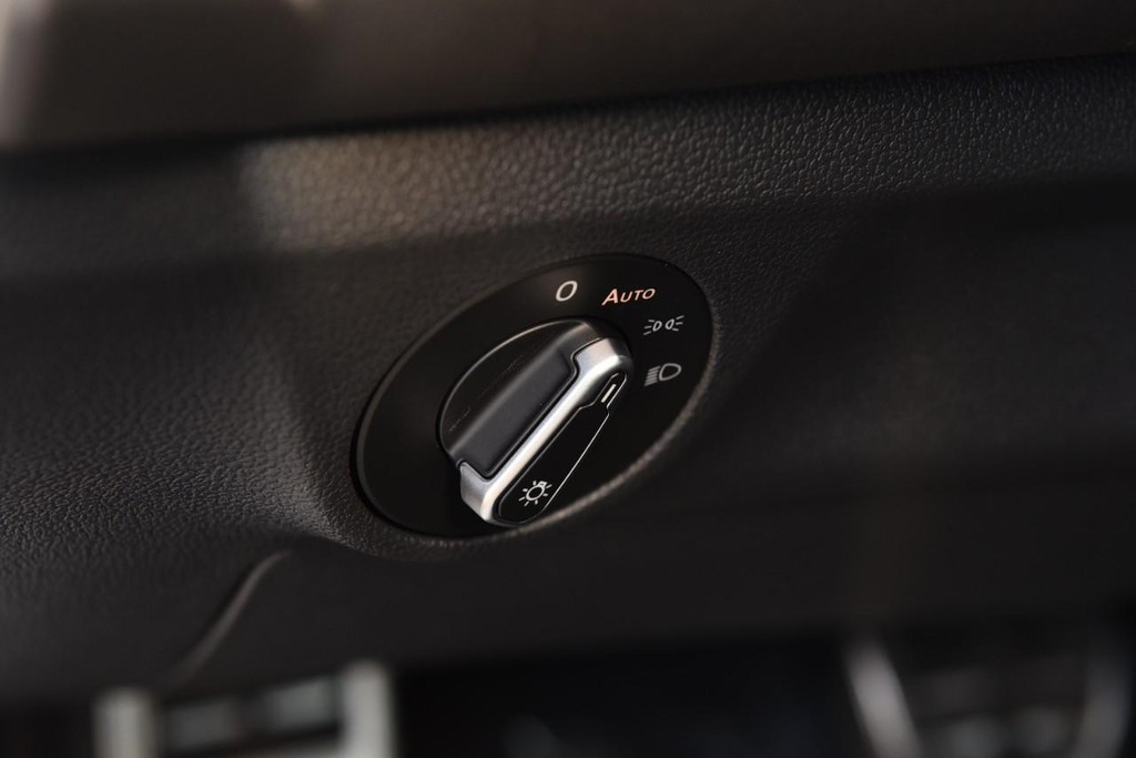 Volkswagen Jetta Vehicle Full-screen Gallery Image 11