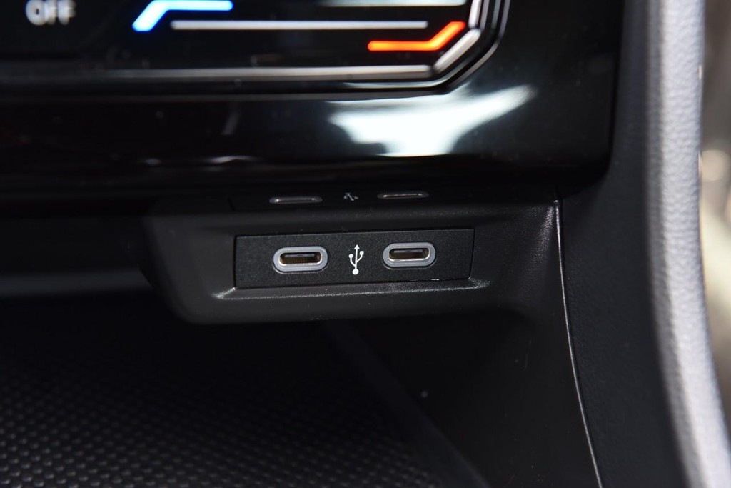 Volkswagen Jetta Vehicle Full-screen Gallery Image 16