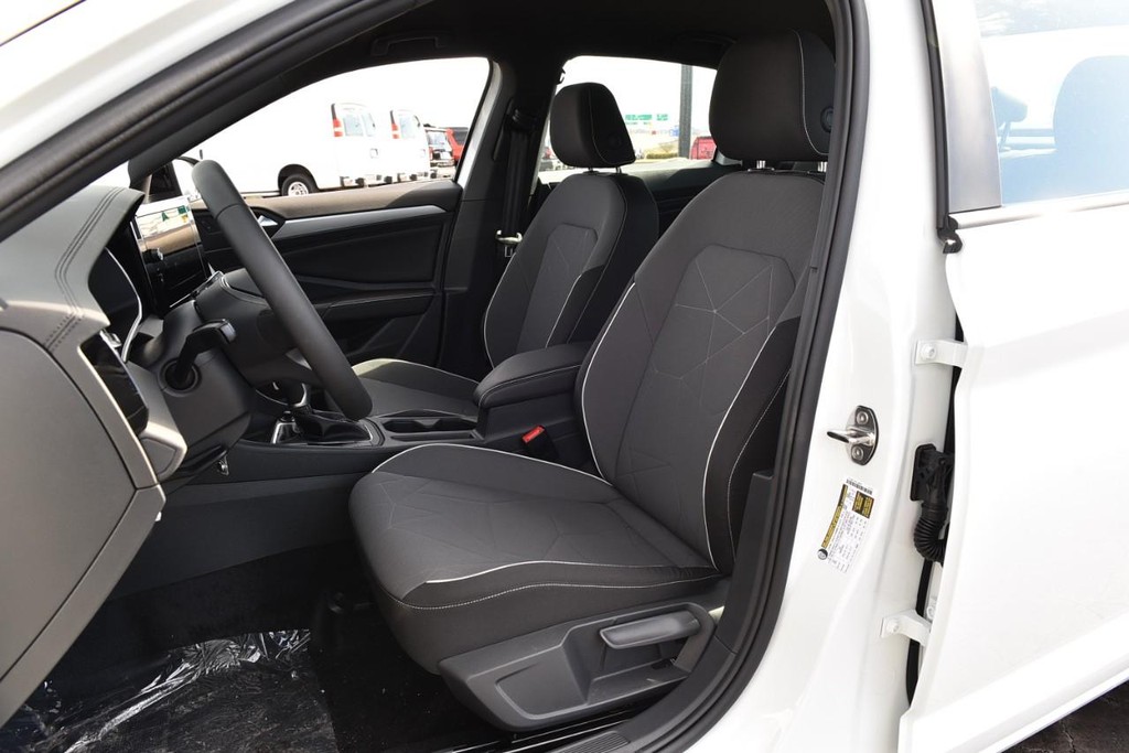 Volkswagen Jetta Vehicle Full-screen Gallery Image 19