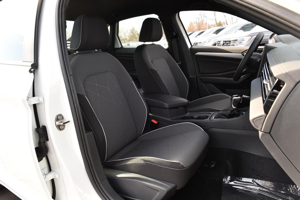 Volkswagen Jetta Vehicle Full-screen Gallery Image 20