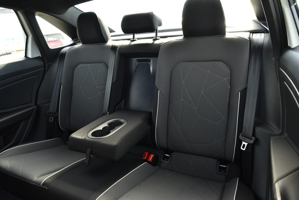 Volkswagen Jetta Vehicle Full-screen Gallery Image 21