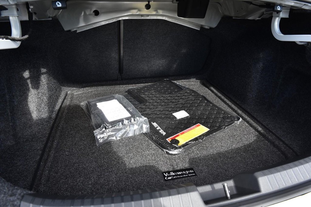 Volkswagen Jetta Vehicle Full-screen Gallery Image 22