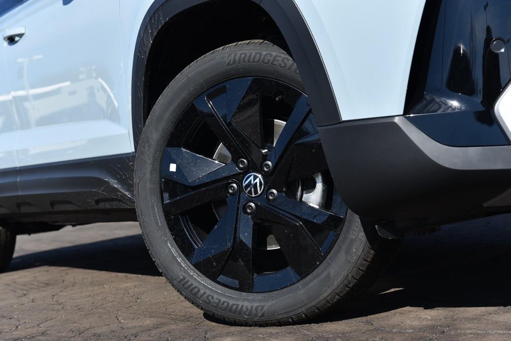 Volkswagen Taos Vehicle Full-screen Gallery Image 3