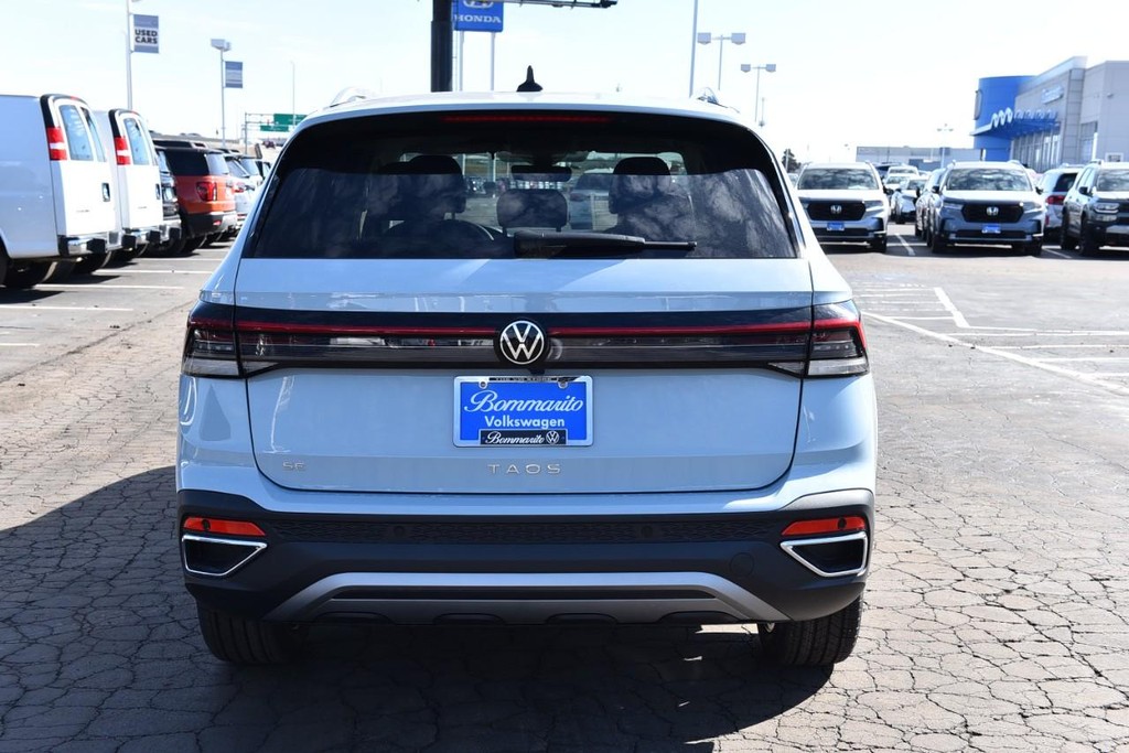 Volkswagen Taos Vehicle Full-screen Gallery Image 6