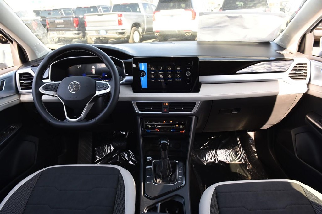 Volkswagen Taos Vehicle Full-screen Gallery Image 7