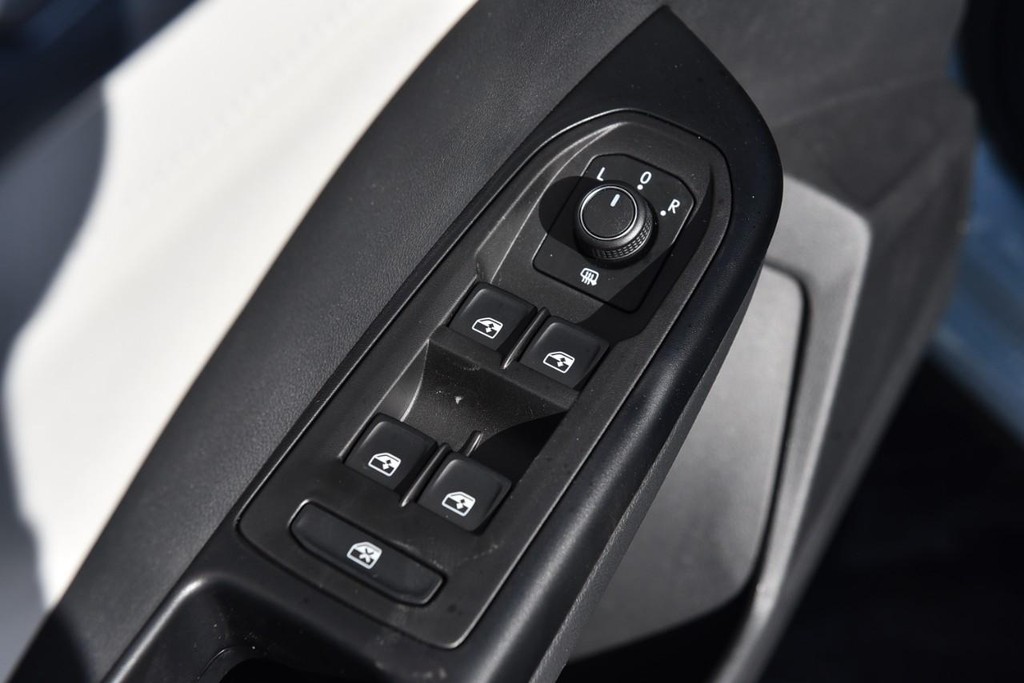 Volkswagen Taos Vehicle Full-screen Gallery Image 8