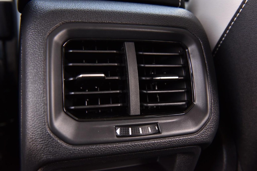 Volkswagen Taos Vehicle Full-screen Gallery Image 21