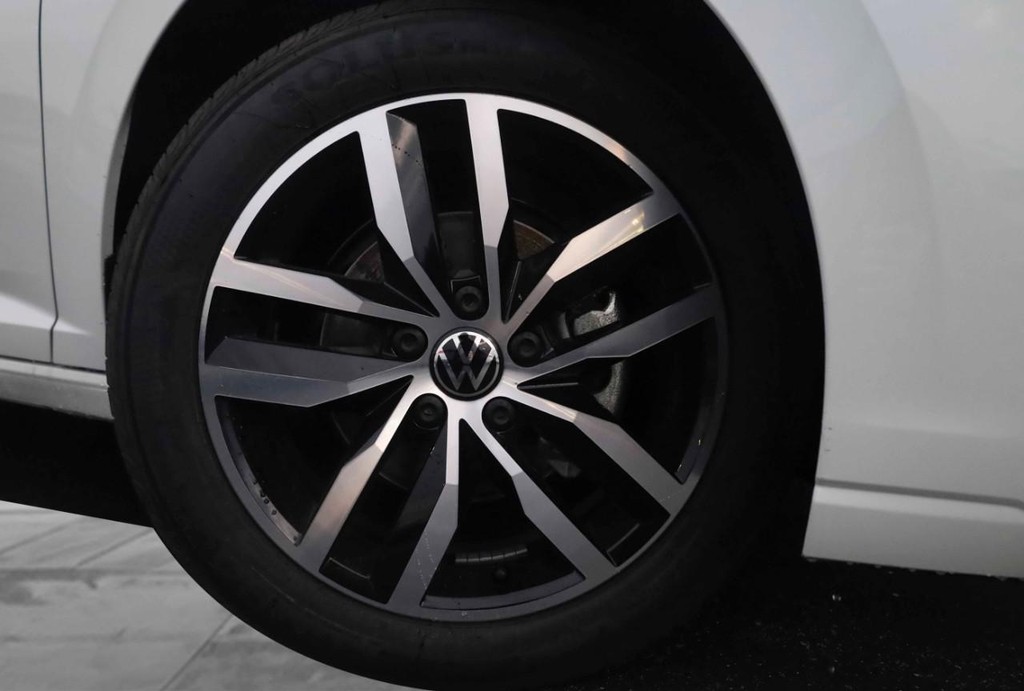 Volkswagen Jetta Vehicle Full-screen Gallery Image 3