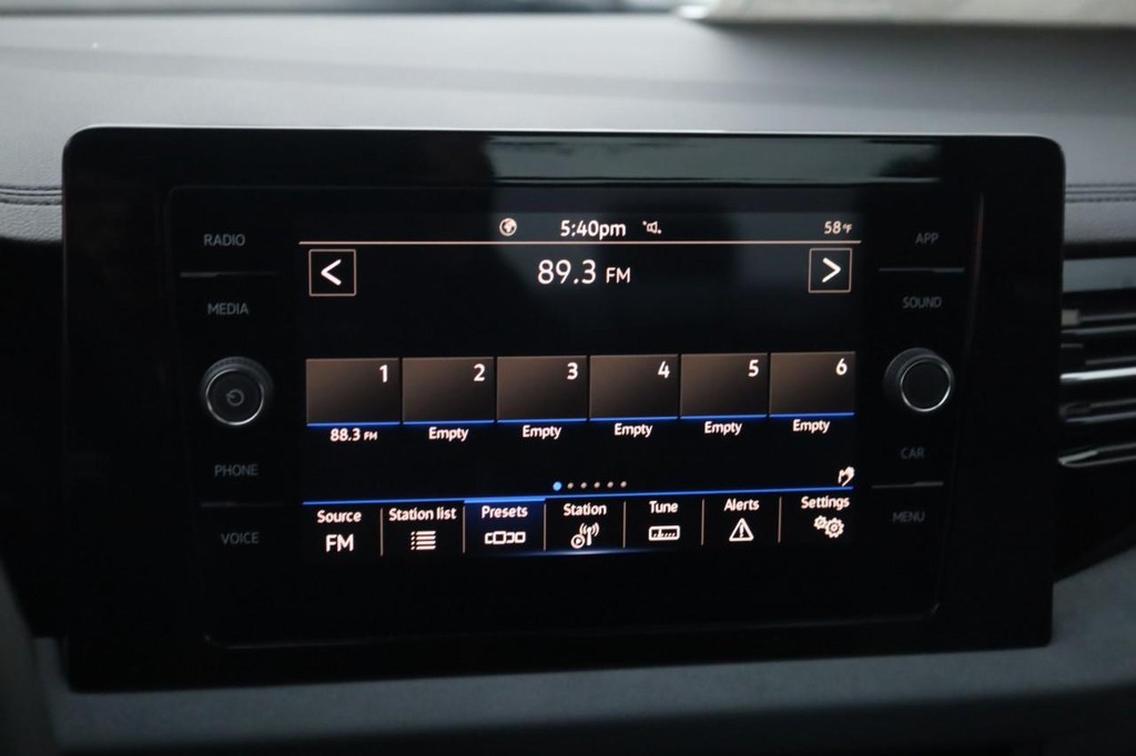 Volkswagen Jetta Vehicle Full-screen Gallery Image 12