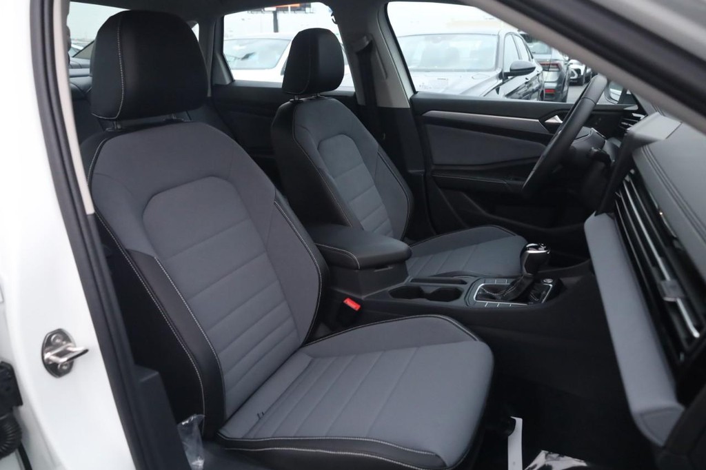 Volkswagen Jetta Vehicle Full-screen Gallery Image 17