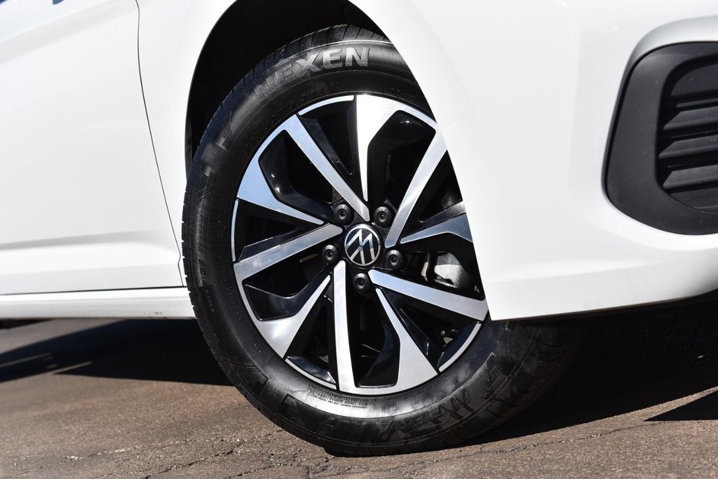 Volkswagen Jetta Vehicle Full-screen Gallery Image 3