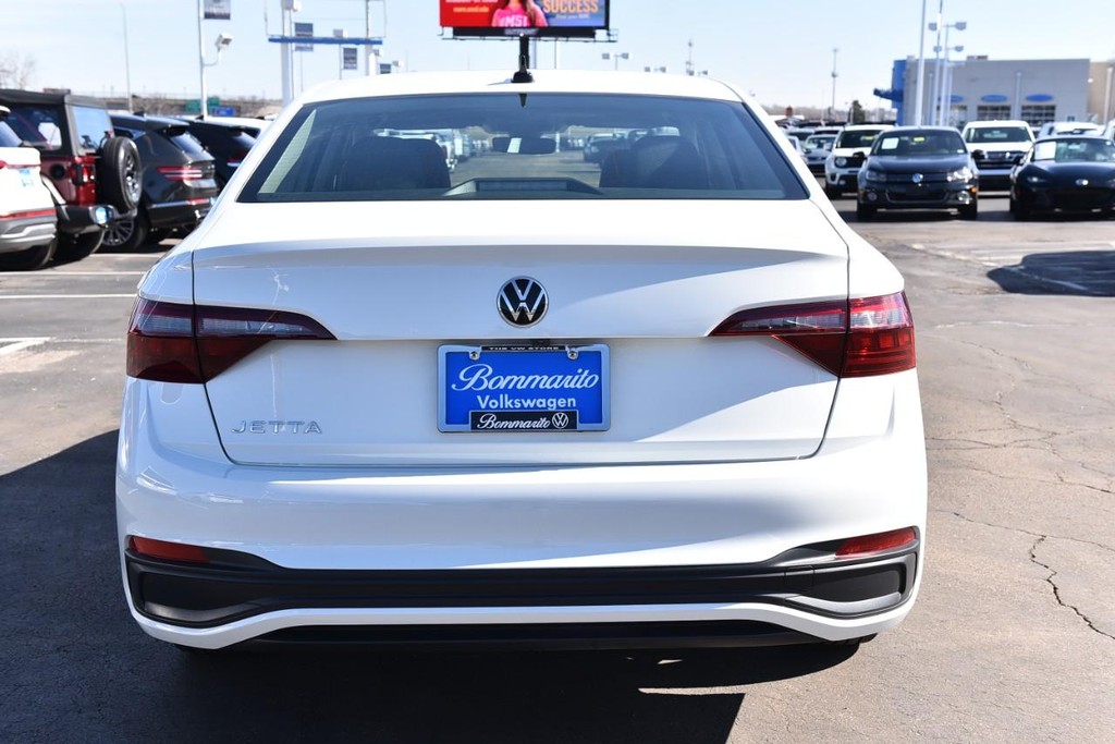 Volkswagen Jetta Vehicle Full-screen Gallery Image 6