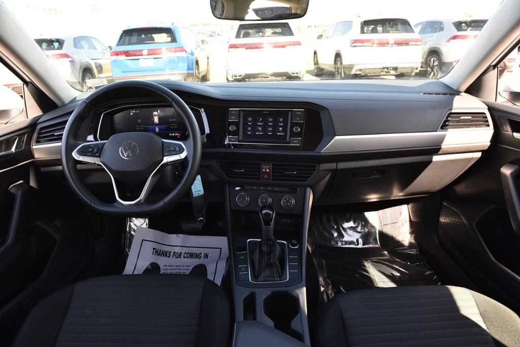 Volkswagen Jetta Vehicle Full-screen Gallery Image 7