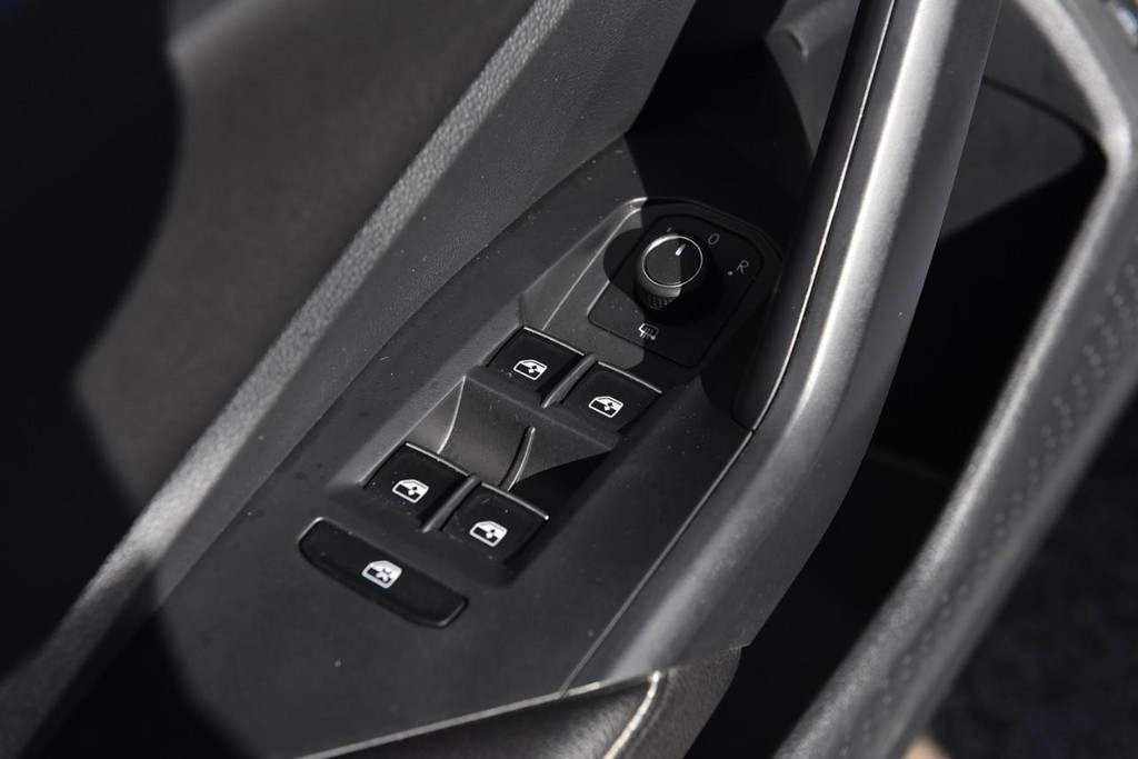 Volkswagen Jetta Vehicle Full-screen Gallery Image 8