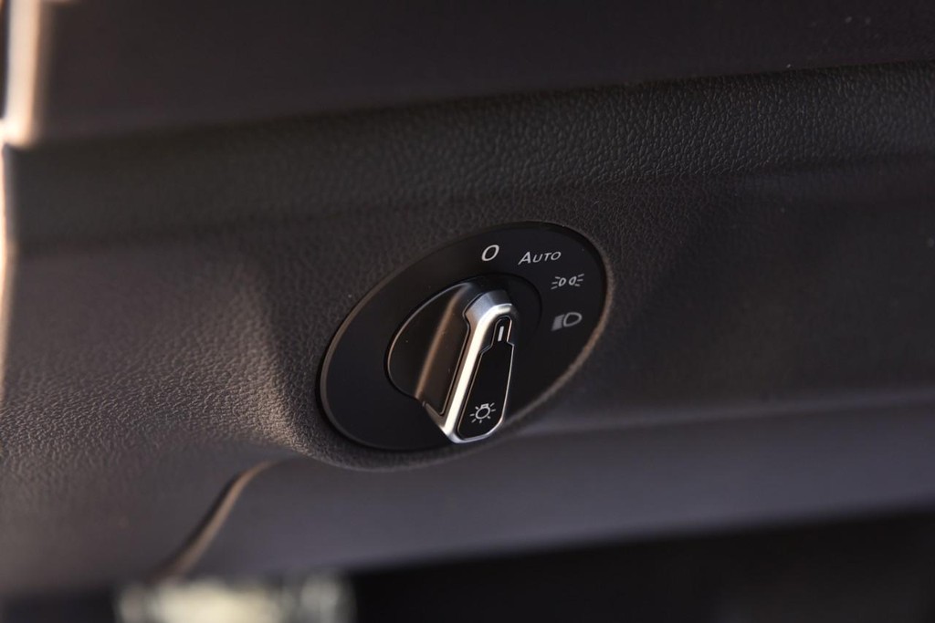 Volkswagen Jetta Vehicle Full-screen Gallery Image 11