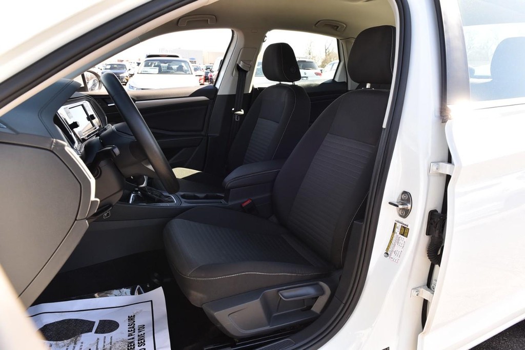 Volkswagen Jetta Vehicle Full-screen Gallery Image 19