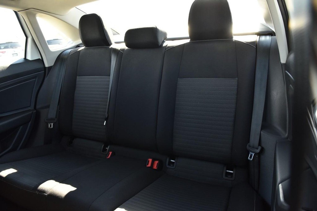 Volkswagen Jetta Vehicle Full-screen Gallery Image 21