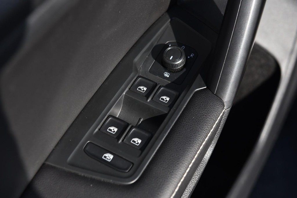 Volkswagen Tiguan Vehicle Full-screen Gallery Image 8