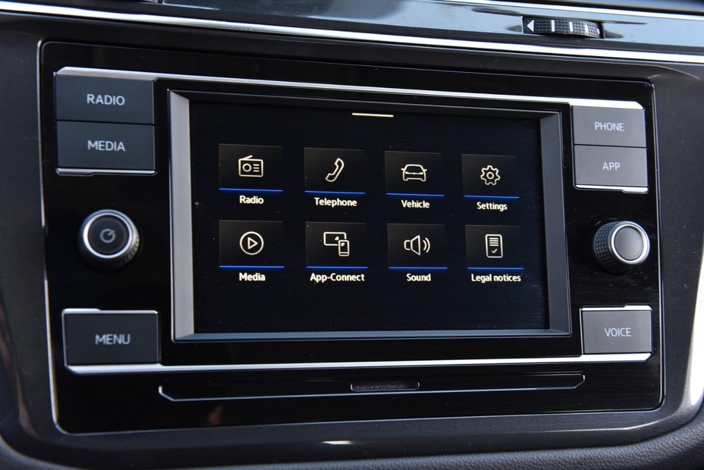 Volkswagen Tiguan Vehicle Full-screen Gallery Image 12