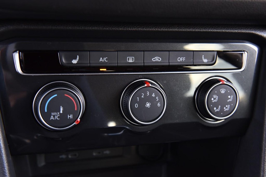 Volkswagen Tiguan Vehicle Full-screen Gallery Image 13