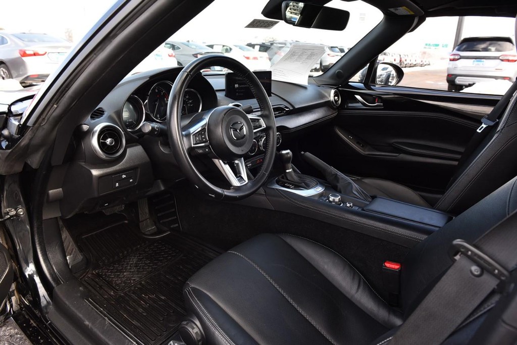 Mazda MX-5 Miata RF Vehicle Full-screen Gallery Image 7