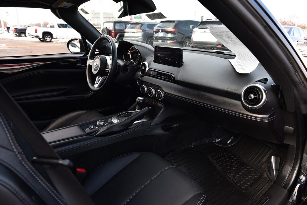 Mazda MX-5 Miata RF Vehicle Full-screen Gallery Image 8