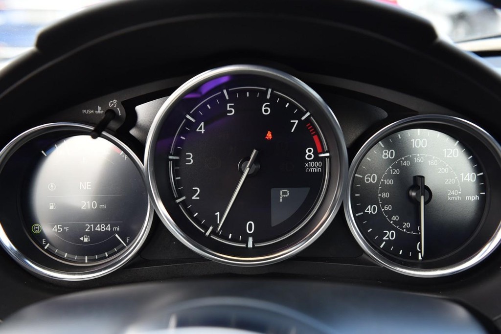 Mazda MX-5 Miata RF Vehicle Full-screen Gallery Image 12