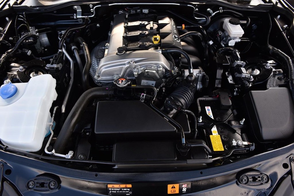 Mazda MX-5 Miata RF Vehicle Full-screen Gallery Image 24